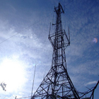 送電線はMWのラジオおよびテレビ タワーに格子をつける