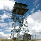 電流を通される60mは鋼鉄軍の見張り塔に格子をつける