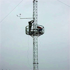 熱いすくいの電流を通されたGuyedワイヤー タワーのコミュニケーション シグナルの格子
