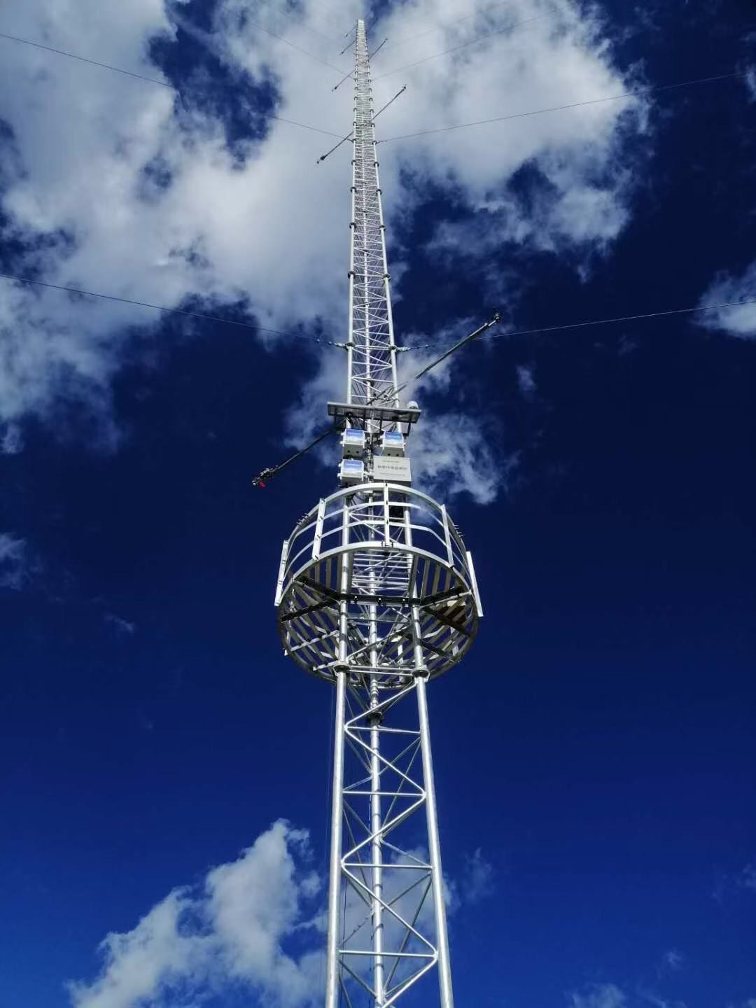 三本足の鋼鉄格子アンテナ支線塔ワイヤー タワー