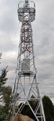 森林火災の観察は4フィート鋼鉄タワーの監視に電流を通した
